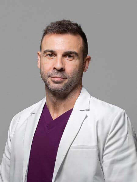 Dr. Álvaro de Casas. Especialista en cirugía refractiva, cataratas y cirugía vitreorretiniana.
